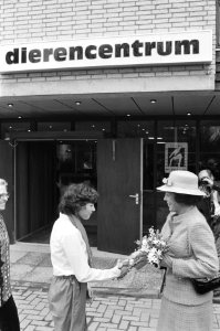 Beatrix opent het Haagse Dierencentrum in Den Haag . Beatrix krijgt bloemen voor, Bestanddeelnr 932-0624
