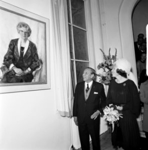 Beatrix onthult schilderij voorstellende het portret van koningin Juliana in Twe, Bestanddeelnr 927-1572