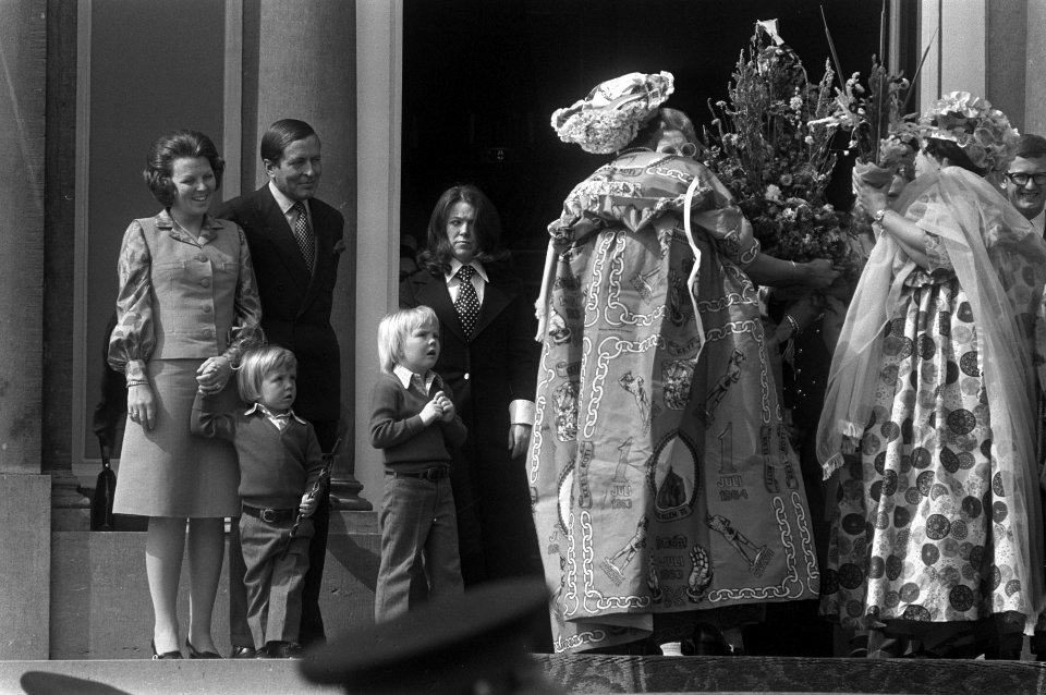 Beatrix, Claus, Christina op het bordes, Bestanddeelnr 925-5710