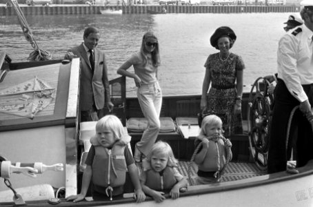 Beatrix en Claus in Franeker bij kaatswedstrijden, aankomst Prinselijk paar en k, Bestanddeelnr 926-5848