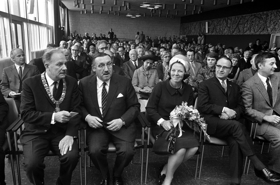 Beatrix op de voorste rij met enkele andere genodigden, Bestanddeelnr 925-5592