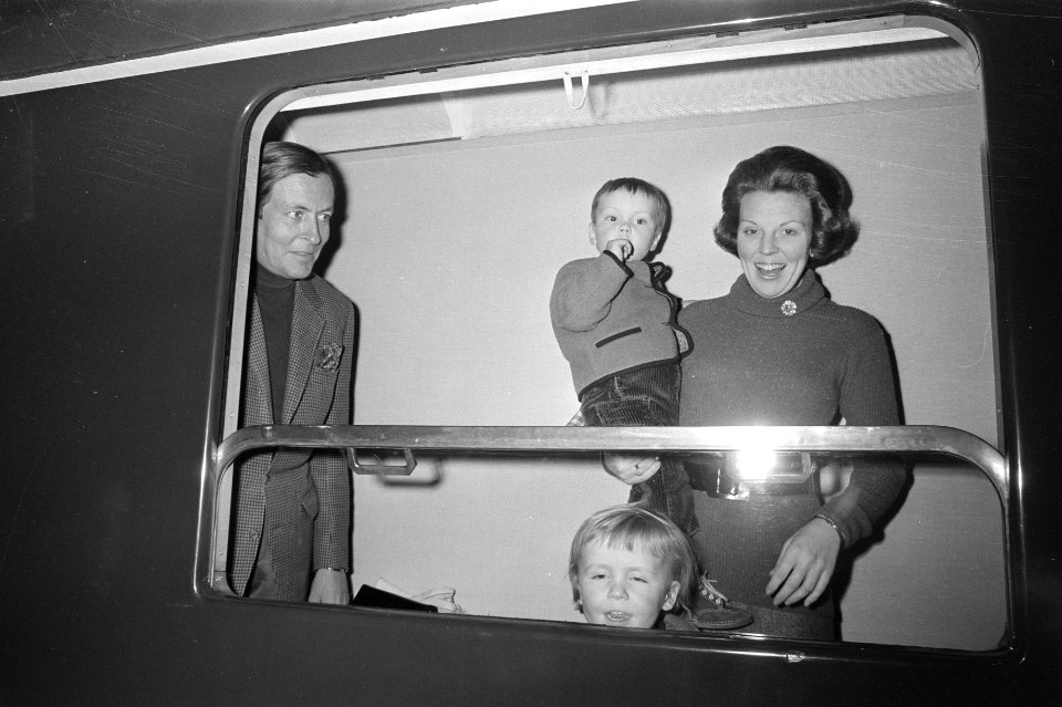 Beatrix en Claus met kinderen naar Lech, Beatrix met kinderen in de trein, Bestanddeelnr 925-4251