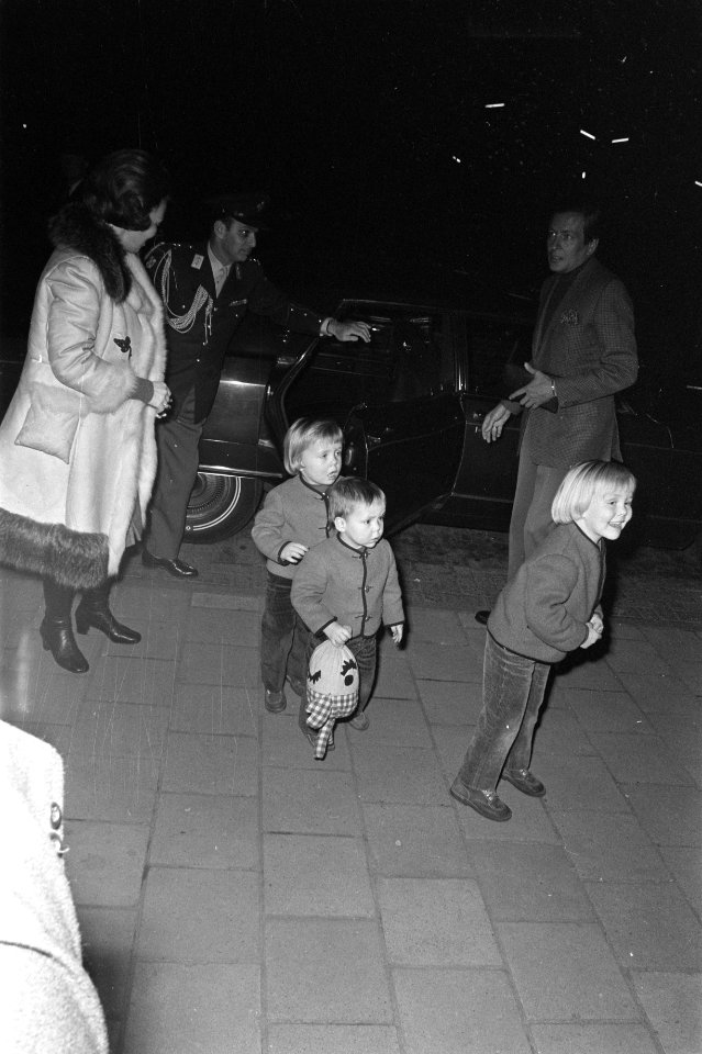 Beatrix en Claus met kinderen naar Lech, op weg naar de trein, Bestanddeelnr 925-4250