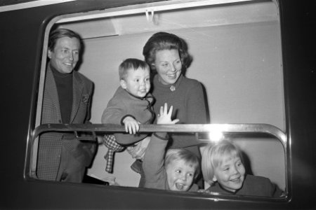 Beatrix en Claus met kinderen naar Lech, hele familie Constantijn, Willem Alexa, Bestanddeelnr 925-4246