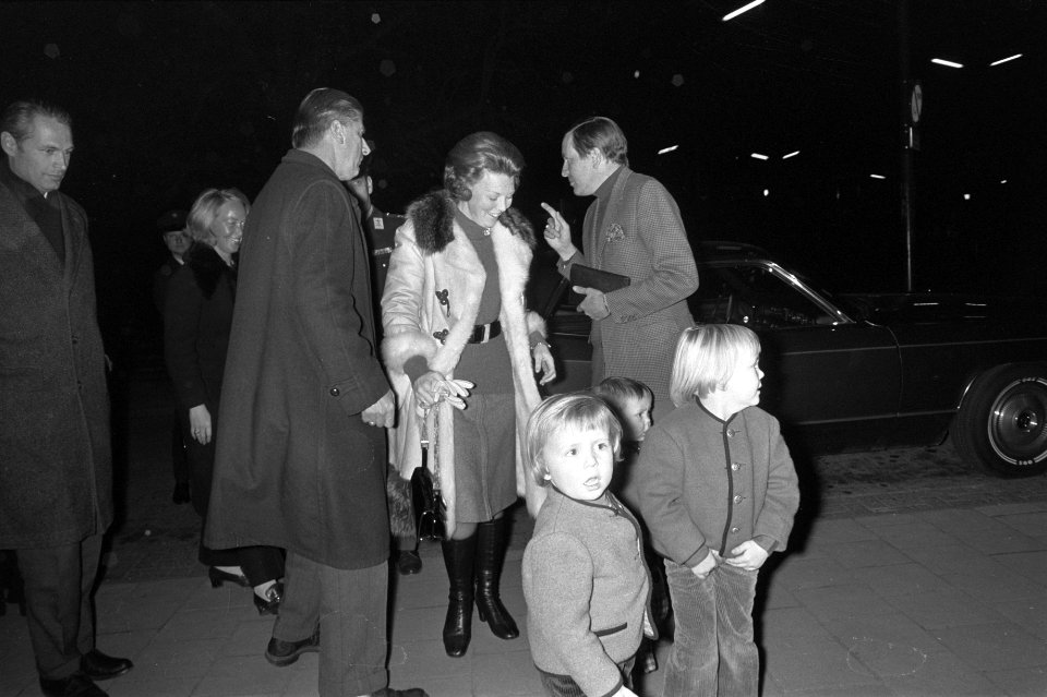 Beatrix en Claus met kinderen naar Lech, Beatrix met kinderen in de trein, Bestanddeelnr 925-4254