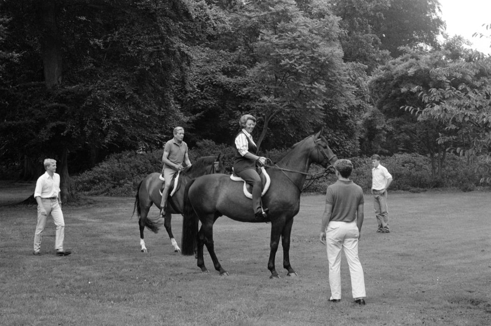 Beatrix en Claus te paard met om hen heen Willem Alexander, Constantijn en Johan, Bestanddeelnr 934-4871