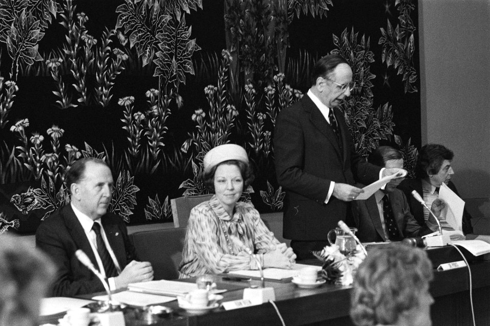 Beatrix en Claus woonden vergadering van de SER in Den Haag bij. Van Veen , Beat, Bestanddeelnr 931-9906