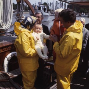 Beatrix en Claus met Willem Alexander en Johan Friso aan boord van de Groene D, Bestanddeelnr 254-8510