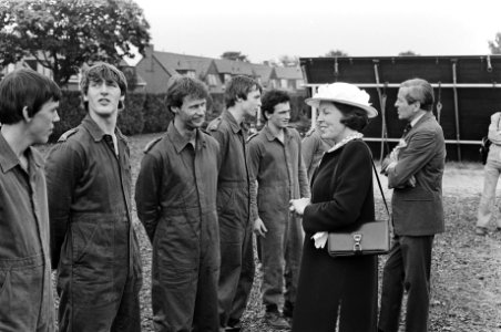 Beatrix en Claus brengen bezoek aan het Commando Koninklijke Landmacht te Harderwijk Beatrix in gesprek met enkele commandos, Bestanddeelnr 931-5617