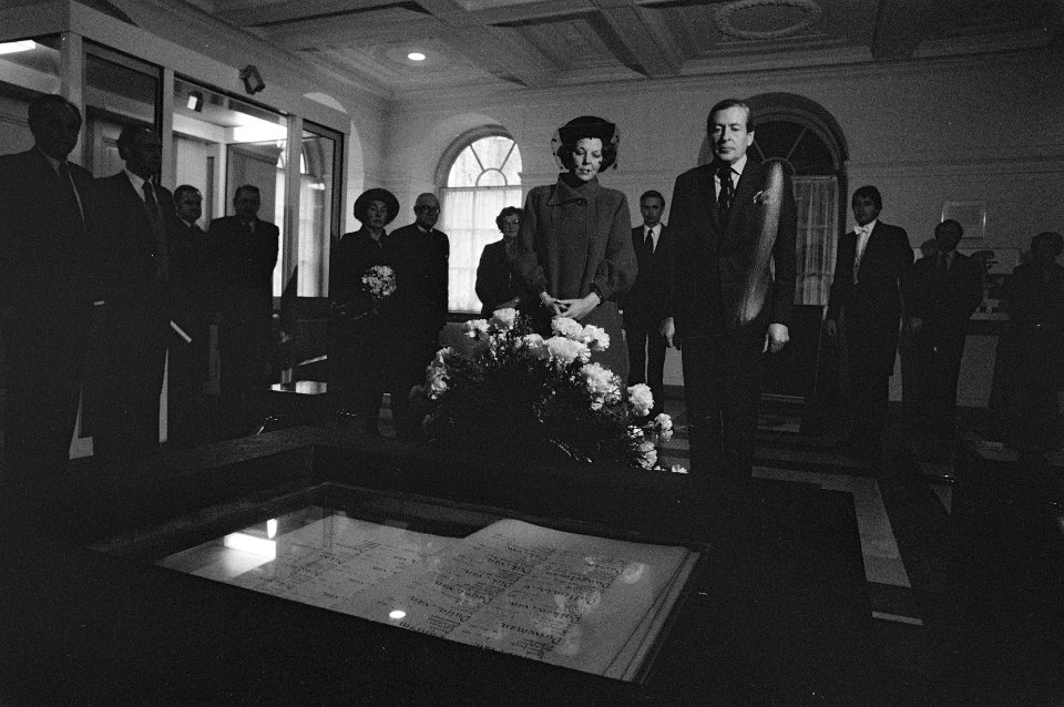 Beatrix en Claus leggen een krans bij het monument in de hal van de Tweede Kamer, Bestanddeelnr 931-8361