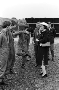 Beatrix en Claus brengen bezoek aan het Commando Koninklijke Landmacht te Harderwijk Beatrix in gesprek met enkele commandos, Bestanddeelnr 931-5618