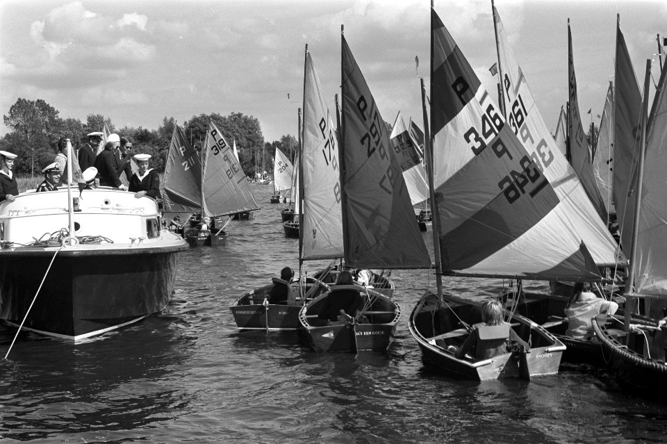 Beatrix en Claus bij vlootschouw te Loosdrecht, zeilboten varen langs Beatrix en, Bestanddeelnr 925-8202