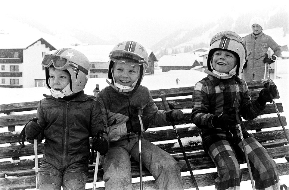 Beatrix en Claus en kinderen op wintersportvakantie in Le in skitenue v.l.n.r. C, Bestanddeelnr 927-6651
