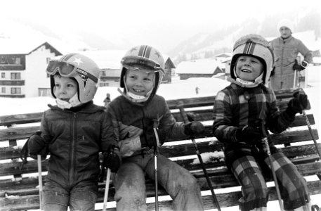 Beatrix en Claus en kinderen op wintersportvakantie in Le in skitenue v.l.n.r. C, Bestanddeelnr 927-6651