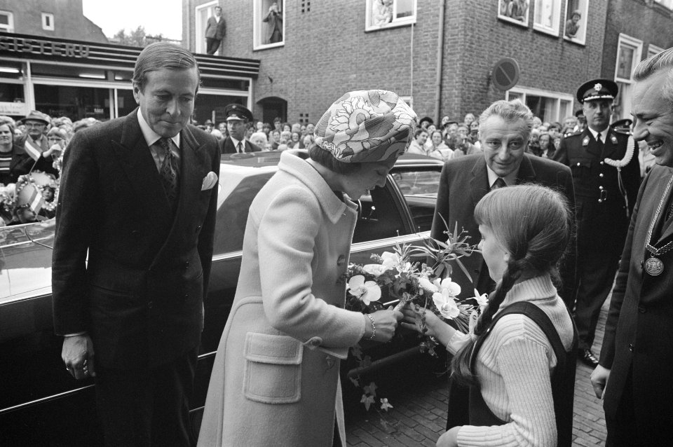Beatrix en Claus brengen driedaags werkbezoek aan Zeeland tijdens bezoek aan Tho, Bestanddeelnr 925-9121
