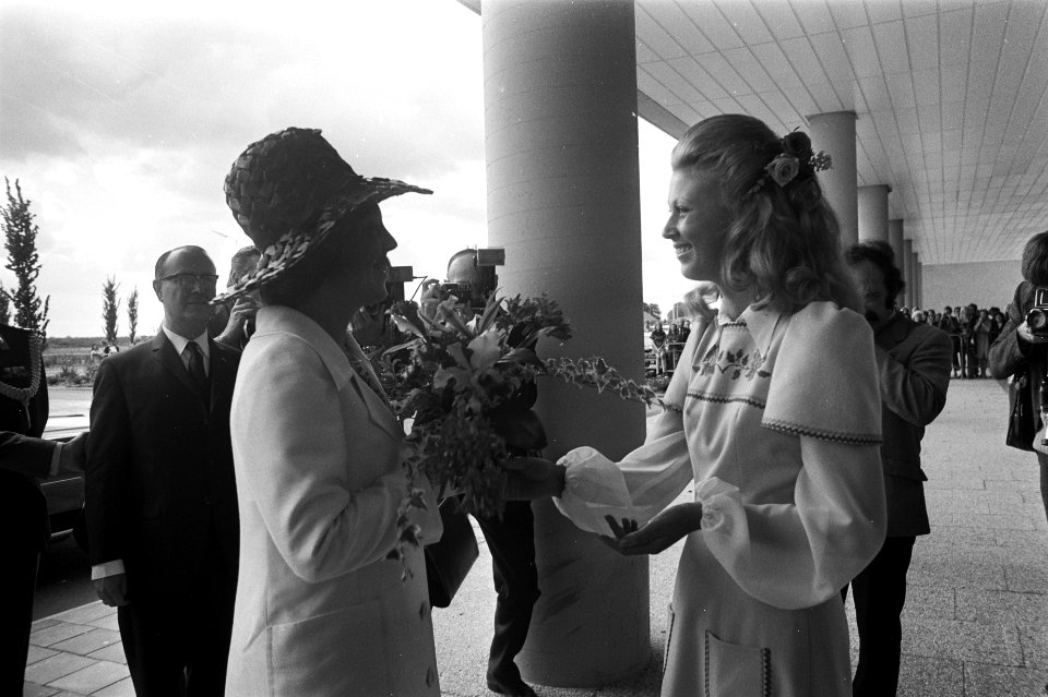 Beatrix en Claus openen Bloemenveilinggebouw te Aalsmeer, Bestanddeelnr 925-8776