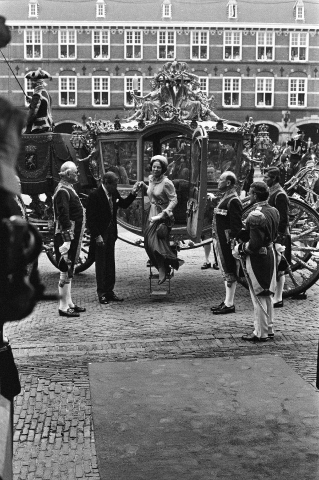 Beatrix en Claus stappen voor de Ridderzaal uit de Gouden Koets., Bestanddeelnr 931-6829
