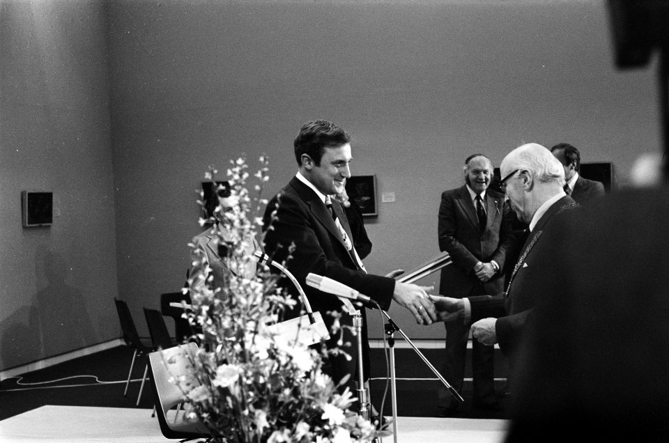 Beatrix en Claus ontvangen Groot Amsterdam boek van Jules Farber in Van Goghmu, Bestanddeelnr 927-8581