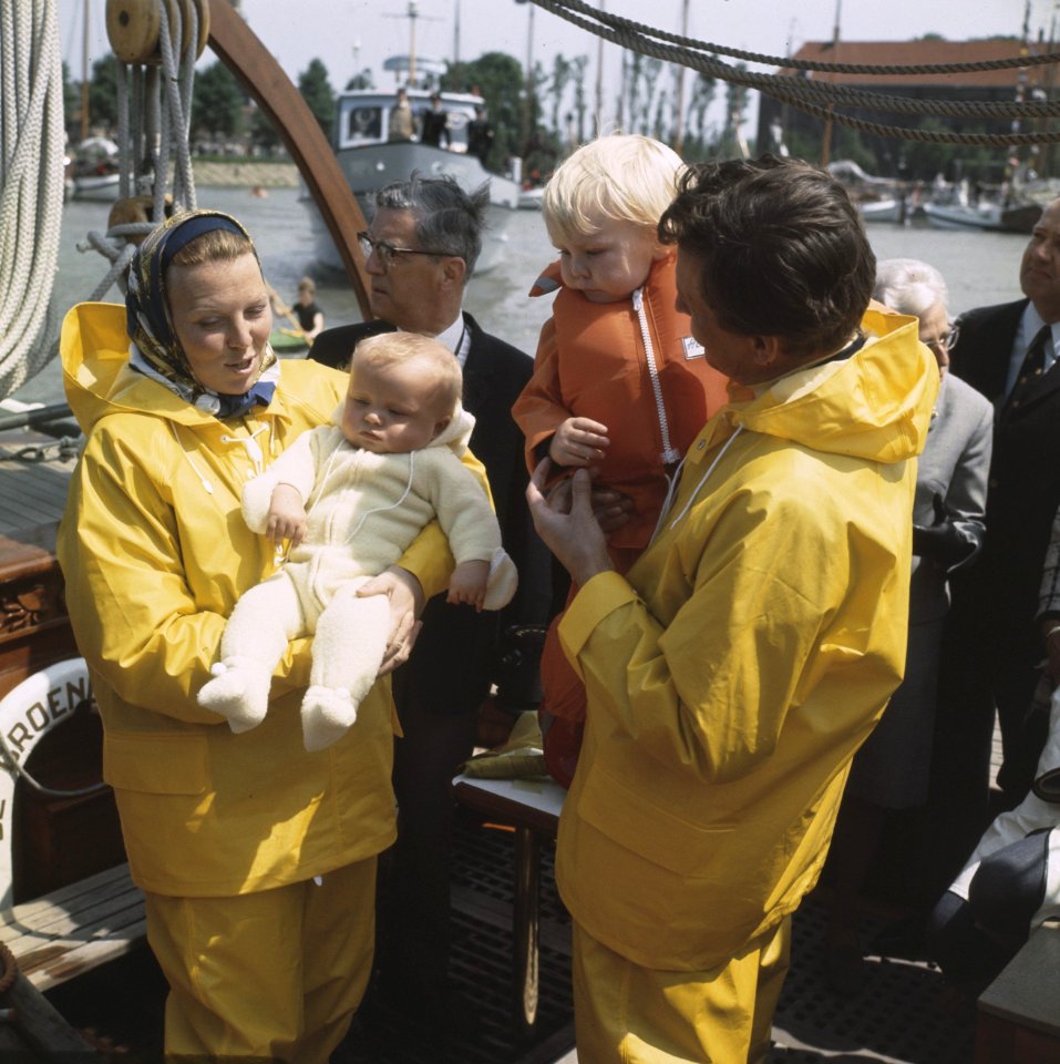Beatrix en Claus met Willem Alexander en Johan Friso aan boord van de Groene D, Bestanddeelnr 254-8508