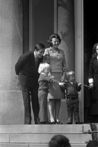 Beatrix, Claus, Willem-Alexander en Johan-Friso op het bordes, Bestanddeelnr 925-5708
