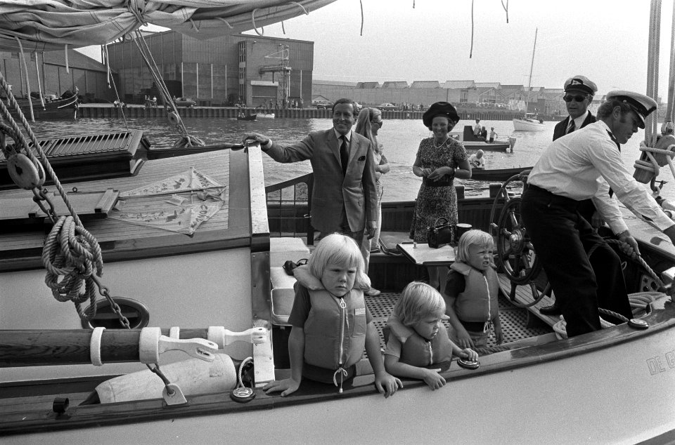 Beatrix en Claus in Franeker bij kaatswedstrijden, aankomst Prinselijk paar en k, Bestanddeelnr 926-5849