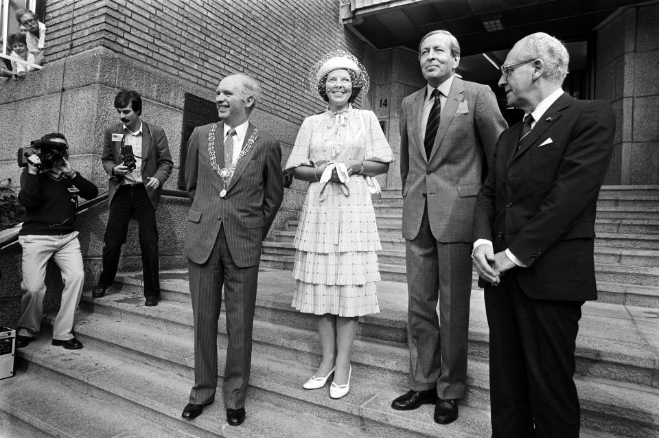 Beatrix en Claus met burgemeester Schols (links) en Vrolijk, Commissaris der Kon, Bestanddeelnr 931-6237