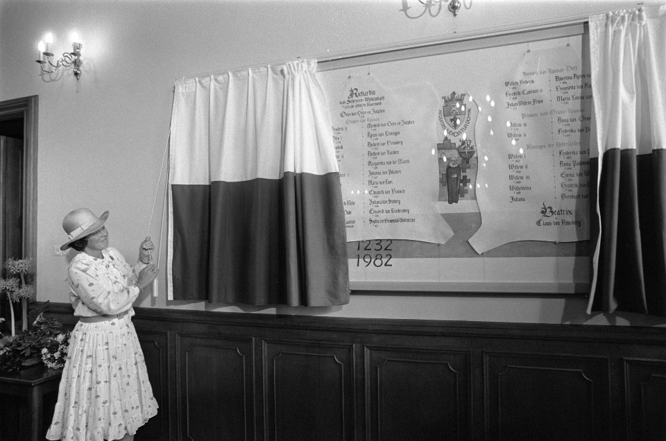 Beatrix en Claus bezoeken midden-Limburg, Beatrix onthult wandtableau in stadhui, Bestanddeelnr 932-2978