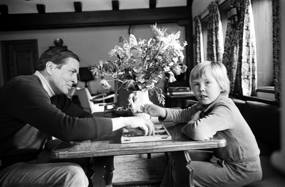 Beatrix en Claus met kinderen op wintervakantie in Lech, Oostenrijk Claus met P, Bestanddeelnr 928-9718