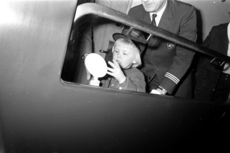 Beatrix en Claus met kinderen naar Lech, Willem Alexander met conducteurspet, Bestanddeelnr 925-4248