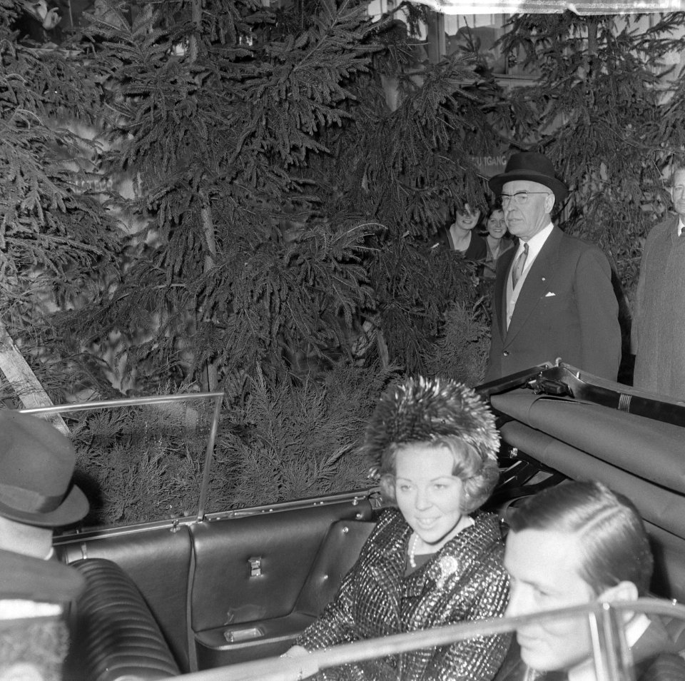 Beatrix en Claus en auto bij RAI, Bestanddeelnr 918-8678
