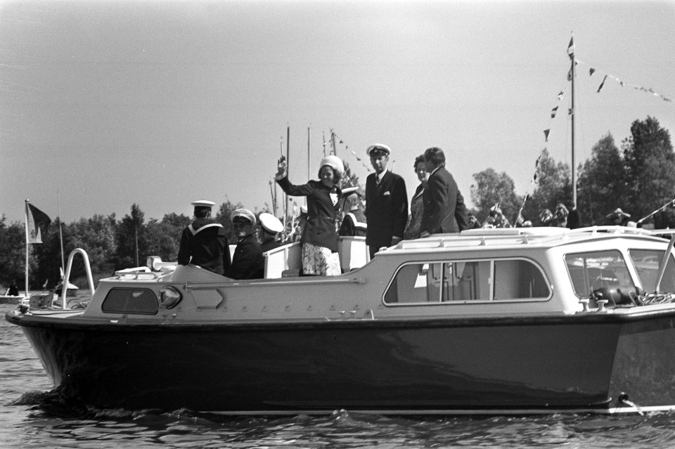 Beatrix en Claus bij vlootschouw te Loosdrecht, Bestanddeelnr 925-8204
