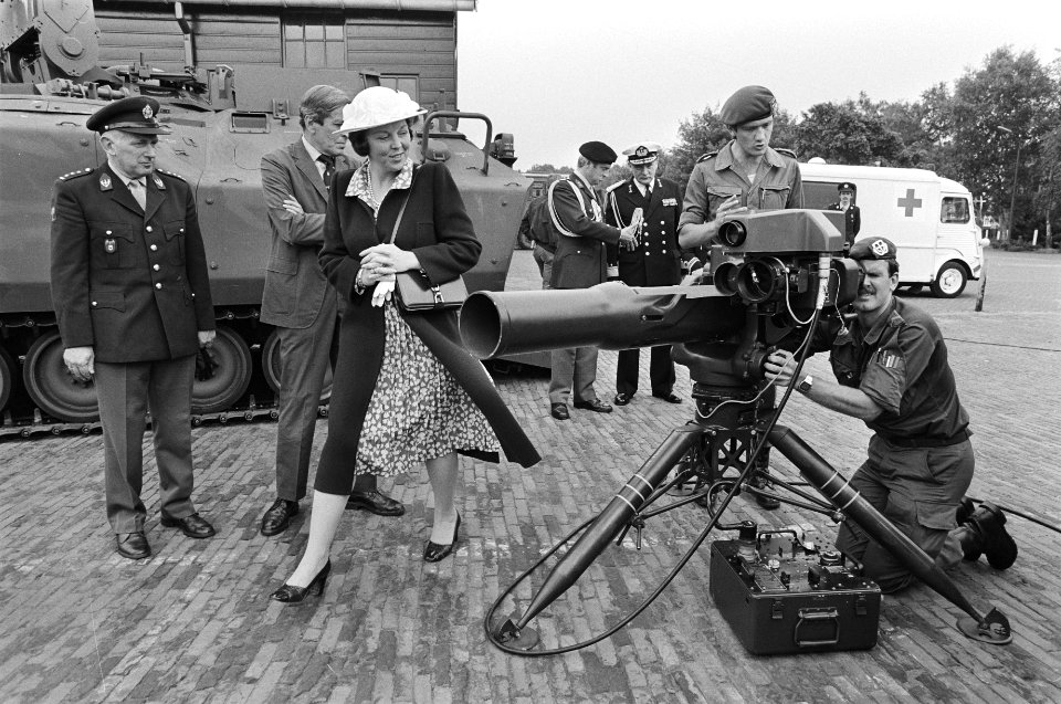 Beatrix en Claus brengen bezoek aan het Commando Koninklijke Landmacht te Harderwijk Beatrix en Claus bij een lanceerinrichting, Bestanddeelnr 931-5621
