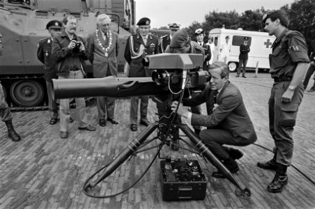 Beatrix en Claus bezoek aan Commando Koninklijke Landmacht te Harderwijk tijdens rondleiding nam Claus plaats achter lanceerinrichting, Bestanddeelnr 931-5615