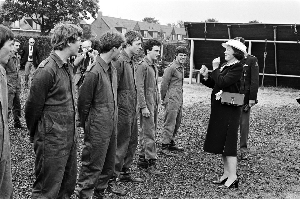 Beatrix en Claus brengen bezoek aan het Commando Koninklijke Landmacht te Harderwijk Beatrix in gesprek met enkele commandos, Bestanddeelnr 931-5616