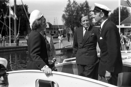 Beatrix en Claus bij vlootschouw te Loosdrecht, Bestanddeelnr 925-8205