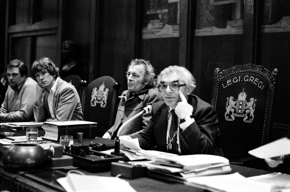 Beantwoording door het College van B&W v.l.n.r. de wethouders Schaeffer, Wolff…, Bestanddeelnr 930-5844
