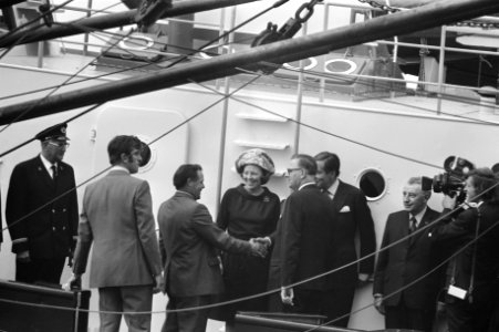 Beatrix en Claus brengen driedaags werkbezoek aan Zeeland vaartocht richting Oos, Bestanddeelnr 925-9125