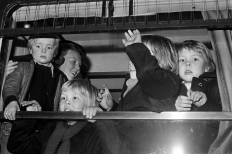 Beatrix, Claus en kinderen naar Lech de vier prinsjes en Beatrix voor het trein, Bestanddeelnr 928-3378