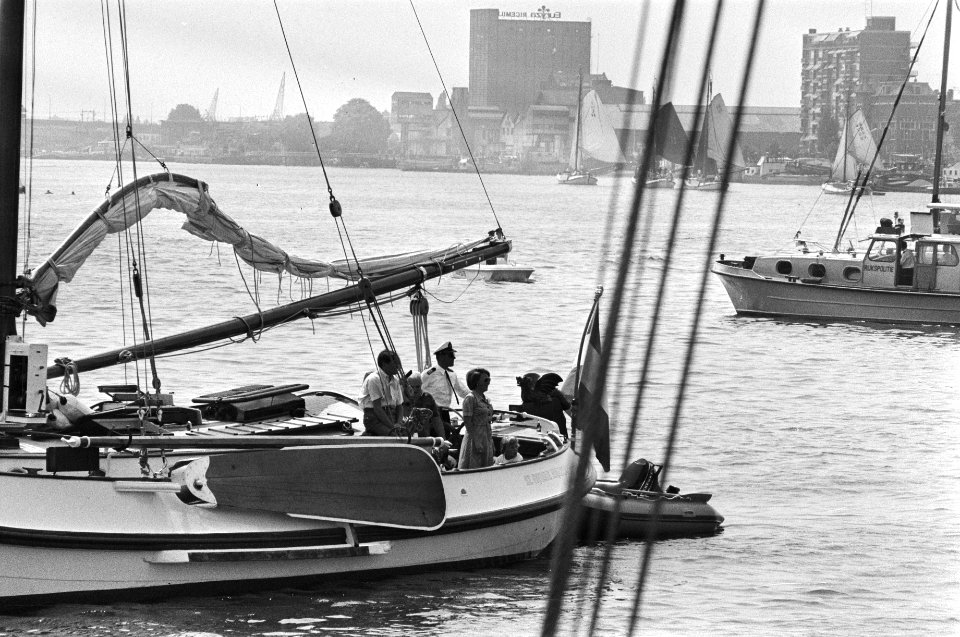 Beatrix, Claus en 2 kinderen op Groene Draeck bij 125 jarig bestaan Dordrechtse , Bestanddeelnr 928-6649