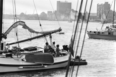 Beatrix, Claus en 2 kinderen op Groene Draeck bij 125 jarig bestaan Dordrechtse , Bestanddeelnr 928-6649