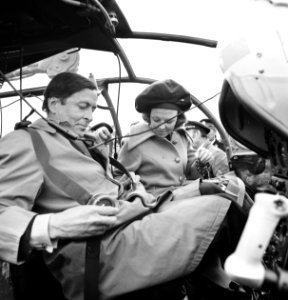 Beatrix en Claus bezoeken Friesland, Beatrix en Claus in helicopter naar Tersche, Bestanddeelnr 927-1767