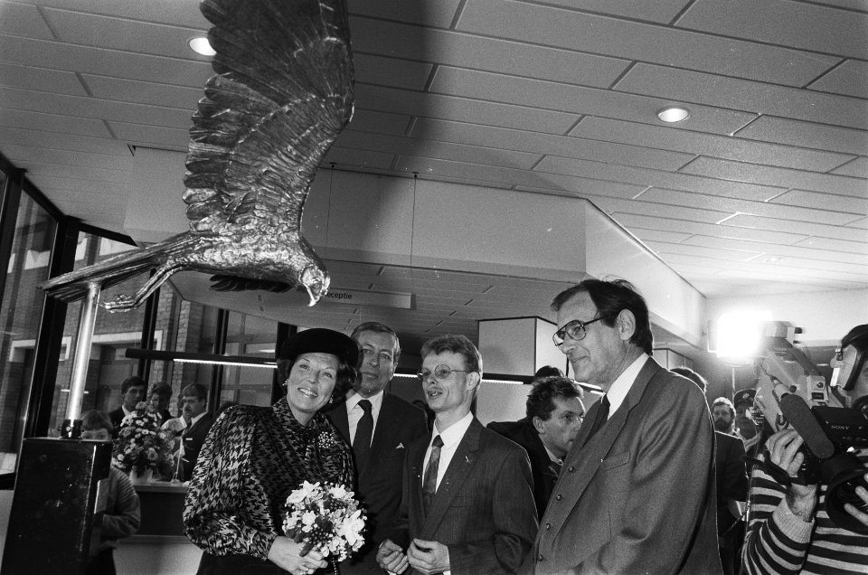 Beatrix opende het provinciehuis door de onthulling van de Kiekendief, symbool , Bestanddeelnr 933-5311