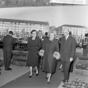 Beatrix en Claus en auto bij RAI, mevrouw Von Amsberg en koningin Juliana bij RA, Bestanddeelnr 918-8682