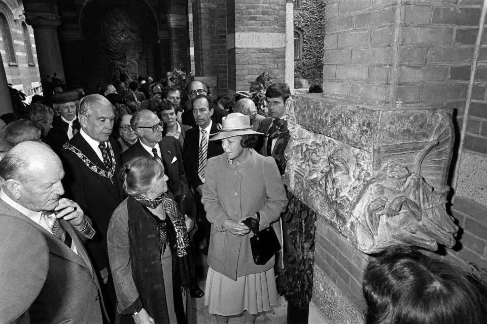 Beatrix met de maakster van het monument, mevrouw L.E.J. Metz, bij het monument., Bestanddeelnr 931-7675