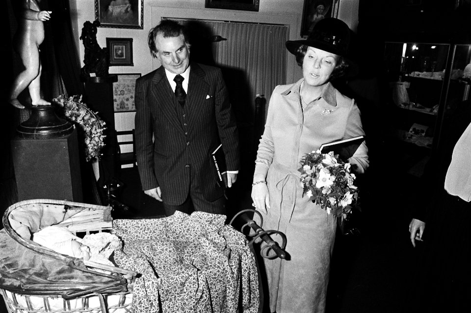 Beatrix bij een antieke wieg met de heer Lameris, voorzitter van het Spiegelkwa…, Bestanddeelnr 930-2537