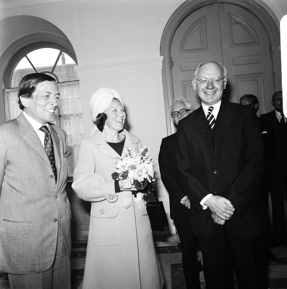 Beatrix onthult schilderij koningin Juliana in Tweede Kamer vlnr Claus, Be, Bestanddeelnr 927-1574
