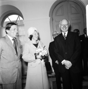 Beatrix onthult schilderij koningin Juliana in Tweede Kamer vlnr Claus, Be, Bestanddeelnr 927-1574
