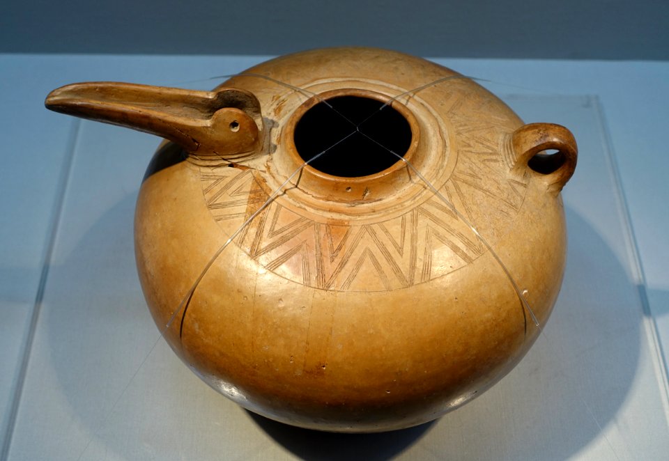 Beak-spouted jar with incised ornament, Gilan district, Iran, c. 1200-900 BC, orange-red burnished earthenware - Matsuoka Museum of Art - Tokyo, Japan - DSC06988