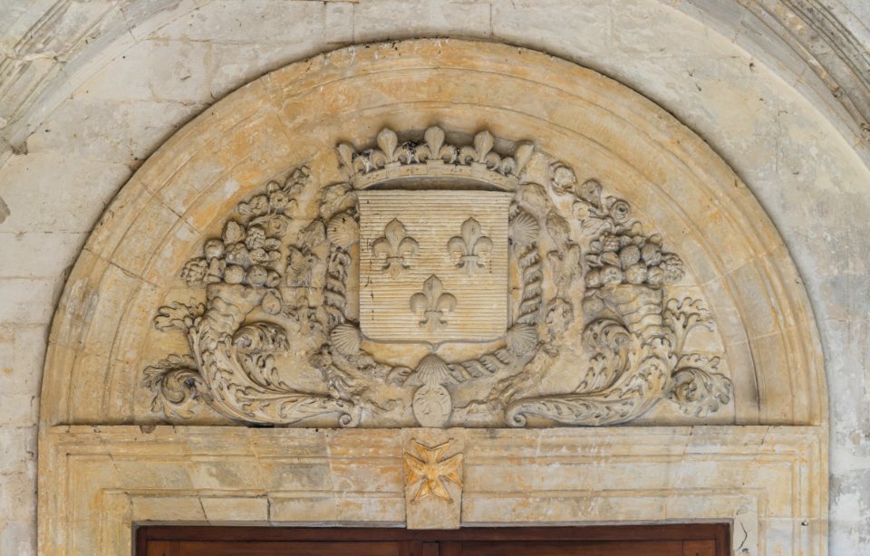 Bec-Hellouin CoA kings of France pediment cloister