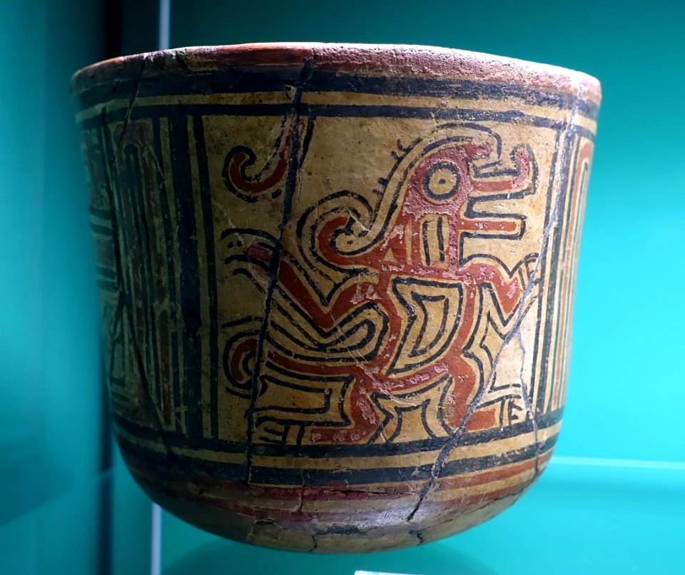 Beaker with crocodile design, Diquis, Costa Rica, 1000-1520 AD, ceramic - Naturhistorisches Museum Nürnberg - Nuremberg, Germany - DSC04051